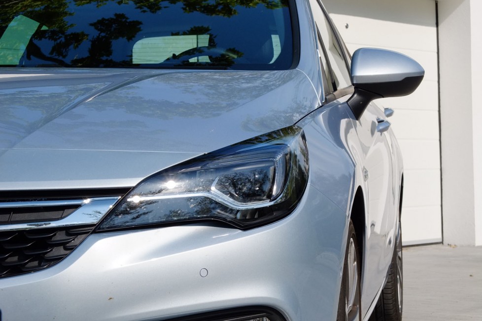Mindent bele kombi az Opeltől, terebélyes farral 9 Az Opel egyik csábító extrája a mátrix-LED fényszóró, ami sokat lendít az éjszakai vezetés biztonságán