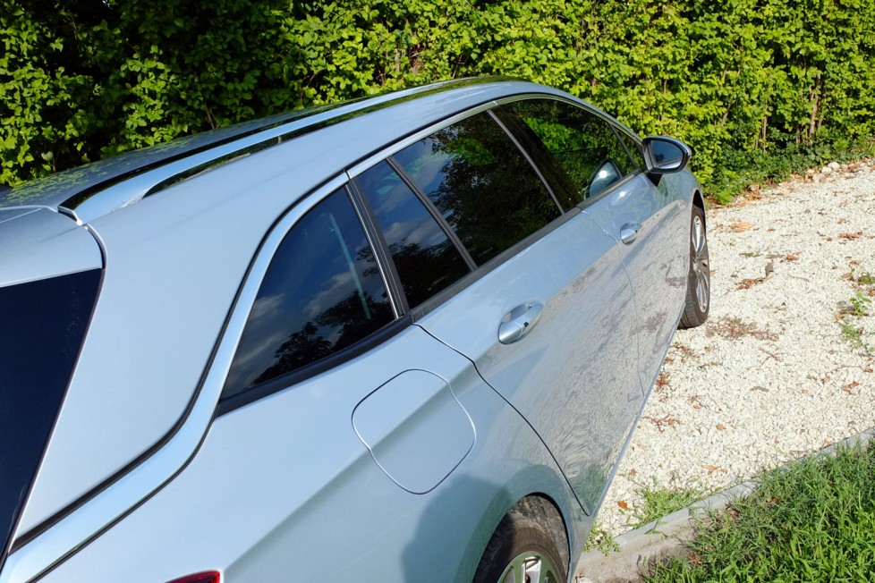 Mindent bele kombi az Opeltől, terebélyes farral 2 A karakteres krómcsík rendelhető opció