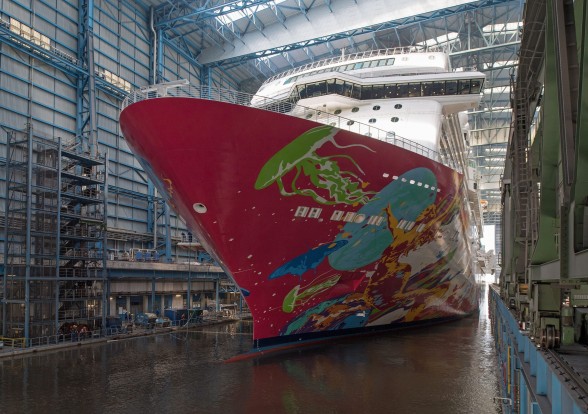 Vadiúj álomhajót tettek tengerre a németek 3 Papenburg, 2016. augusztus 19. Az újonnan elkészült Genting Dream óceánjárót kivontatják a Meyer hajógyár dokkjából az észak-németországi Papenburgban 2016. augusztus 19-én. A Genting Group malajziai hajótársaság megrendelésére gyártott luxushajó 338 méter hosszú. (MTI/EPA/Ingo Wagner)