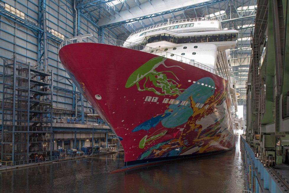 Vadiúj álomhajót tettek tengerre a németek 3 Papenburg, 2016. augusztus 19. Az újonnan elkészült Genting Dream óceánjárót kivontatják a Meyer hajógyár dokkjából az észak-németországi Papenburgban 2016. augusztus 19-én. A Genting Group malajziai hajótársaság megrendelésére gyártott luxushajó 338 méter hosszú. (MTI/EPA/Ingo Wagner)