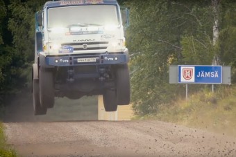 Versenyautóra vadászni Kamazzal? Simán!