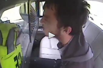 Kidobta magából a letartóztatottat a rendőrautó