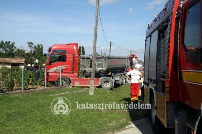 Kapálás közben landolt kamion a kertjében