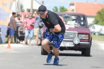 Guminőt ragasztottak a Ladára, úgy húzták