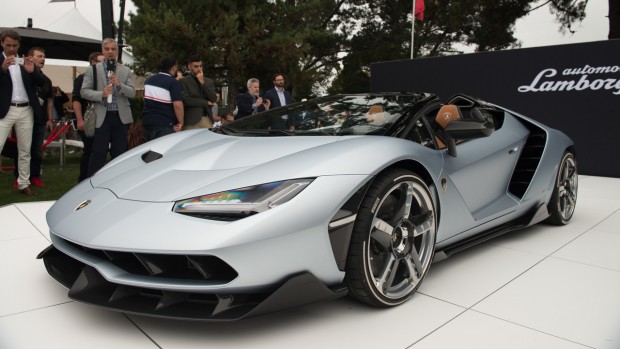 7 tipp autóvásárláshoz irdatlanul gazdagoknak 2 600 millió forintnak megfelelő összeget kértek érte, de ettől csak vonzóbb lett a vevők számára a Lamborghini alapítójának 100. születésnapjára készült, Centenario Roadster névre keresztelt modell. Az autót 770 lóerős V12-es szívómotor hajtja és csupán 2,9 másodpercig tart elérni a 100 km/órát. A temérdek karbon elem mellett az autó egyik különlegessége az utastérben lévő kamera, amivel az utasok reakcióit is fel lehet venni - aztán feldobni a YouTube-ra.