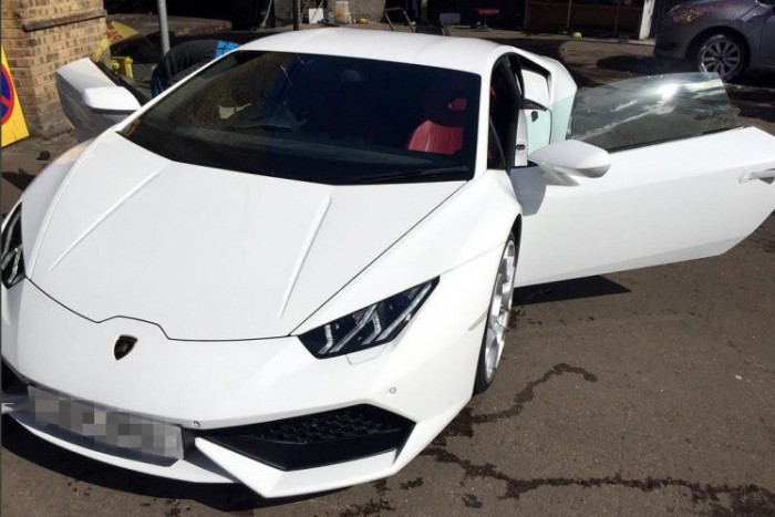 Lefoglalt luxusautóval száguldoztak a rendőrök