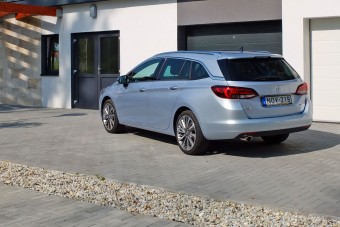 Mindent bele kombi az Opeltől, terebélyes farral