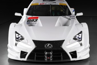 Versenyautónak is lenyűgöző a Lexus csúcskupéja
