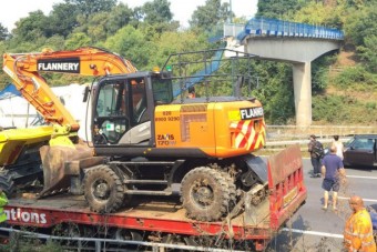 Összedőlt a felüljáró, autókat temetett maga alá