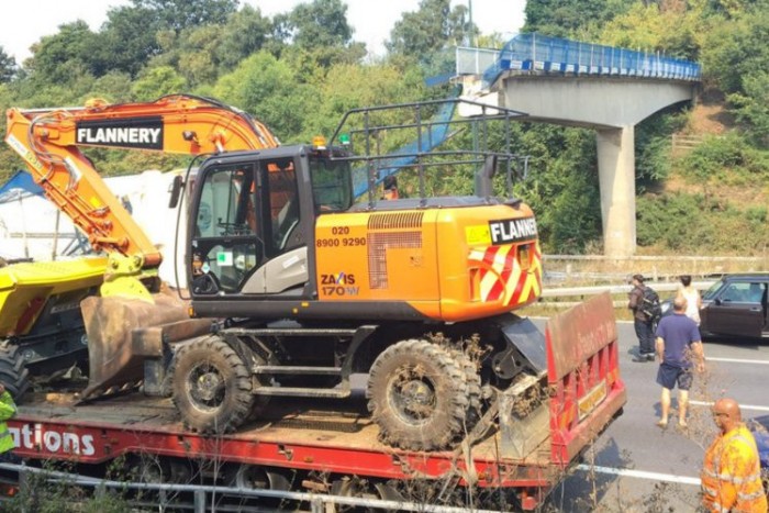Összedőlt a felüljáró, autókat temetett maga alá