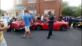 Egy rossz mozdulattal sikerült a Ferrari 458 Speciale orrára parkolni
