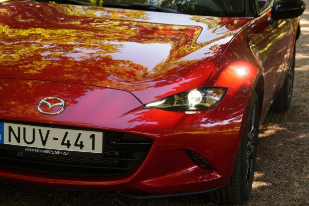 Nincs törés a legendában 9 A gonosz kis menetjelző a fényszóró belső sarkában kiválóan takarítja a belső sávot, pedig a motor ereje ezt nem indokolná