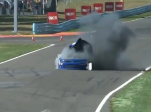 Pilóta arcába robbant az autó a Nascar-on