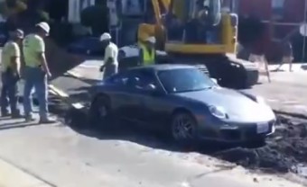 Nedves cement fogságába esett ez a Porsche