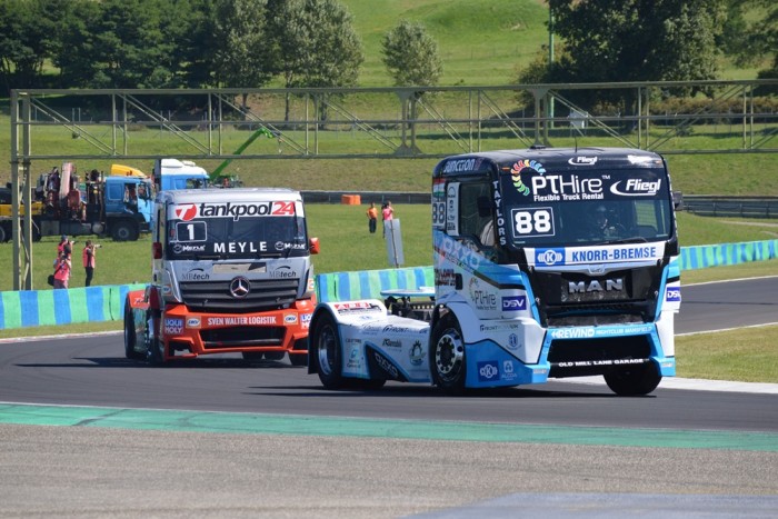 A szombati első futamban Norbi sokáig támadta egykori csapatának, az Oxxo-Axxyssnek a versenyzőjét, Ryan Smith-t.