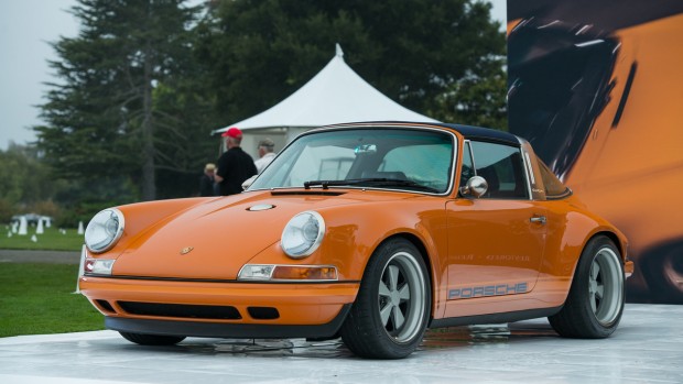 7 tipp autóvásárláshoz irdatlanul gazdagoknak 1 Összeállításunk talán legstílusosabb darabja a Porsche 911 Targa by Singer. Réginek látszik, pedig friss és ropogós, egyedi rendelés alapján készítik kézzel. Az autó farában egy 4 literes lökettérfogatú hathengeres boxermotor kapott helyet, amihez 6 sebességes kéziváltót társítottak. Állítható futóművel és minden finomsággal közel 170 millió forintnak megfelelő összeget is kérhetnek érte.