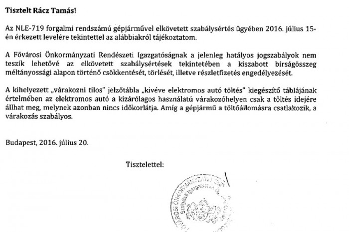Bár elvileg csak a töltés idejére szabadna itt megállni parkolni, a hatóság nem ellenőrzi, hogy valóban töltődik-e a kocsi, vagy csak be van dugva a konnektorba és mondjuk teljesen feltöltve áll hetek óta