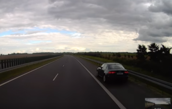 Puskagolyóként száguldott az audis a leállósávban