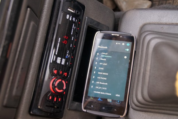 Bluetooth-rádió a kocsiba ötezererért Kínából: ér valamit? 3 A telefonom pont egy pillanat alatt ismerte fel és rakta el a csilivili tesztautók hipermodern hifirendszerei közé az 5200 forintos CAR BT_t