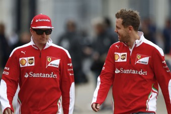 Így lepte meg Räikkönen a szülinapos Vettelt – videó