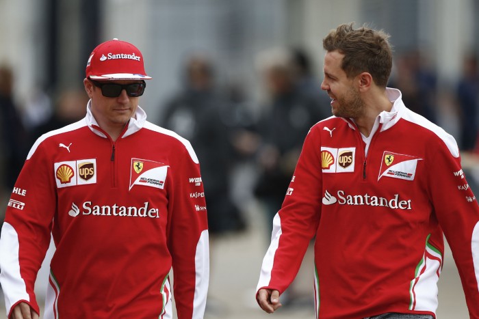 Így lepte meg Räikkönen a szülinapos Vettelt – videó