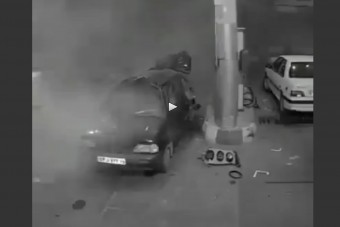 Ilyen, amikor szétrobban egy autó a kúton