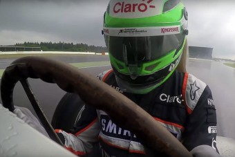 Ilyen, amikor régi autókkal szívnak mai F1-pilóták