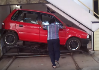 Zseniális garázst faragott a lépcső alá egy ezermester