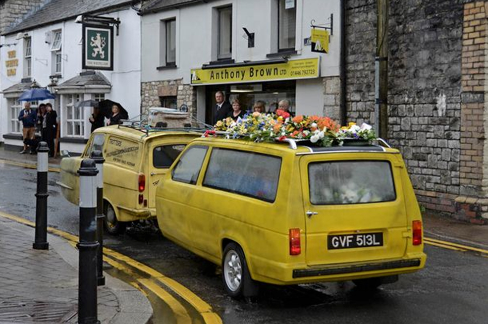 A 10 legmenőbb halottaskocsi, ha lehet így fogalmazni 3 strange-crazy-funeral-vehicles-cars-02