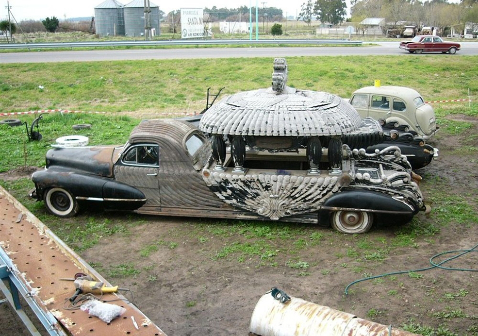 A 10 legmenőbb halottaskocsi, ha lehet így fogalmazni 5 strange-crazy-funeral-vehicles-cars-04