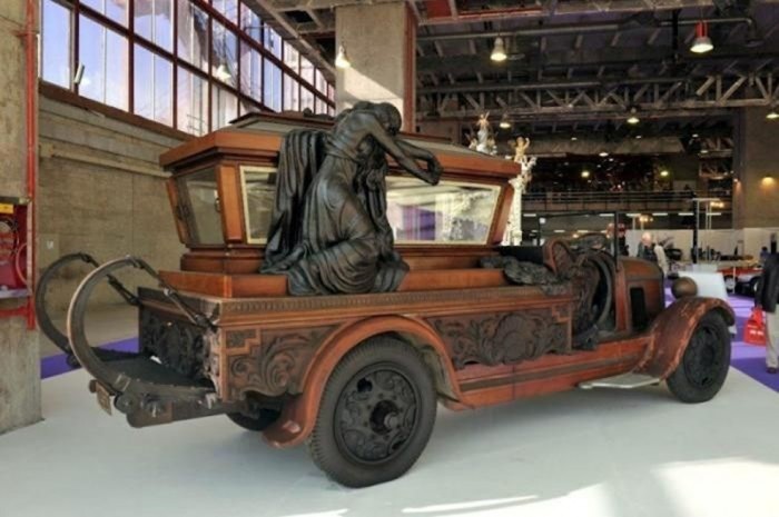 A 10 legmenőbb halottaskocsi, ha lehet így fogalmazni 7 strange-crazy-funeral-vehicles-cars-07
