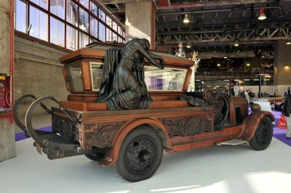 A 10 legmenőbb halottaskocsi, ha lehet így fogalmazni 7 strange-crazy-funeral-vehicles-cars-07