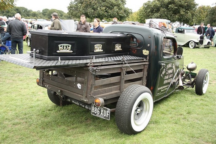 A 10 legmenőbb halottaskocsi, ha lehet így fogalmazni 8 strange-crazy-funeral-vehicles-cars-09