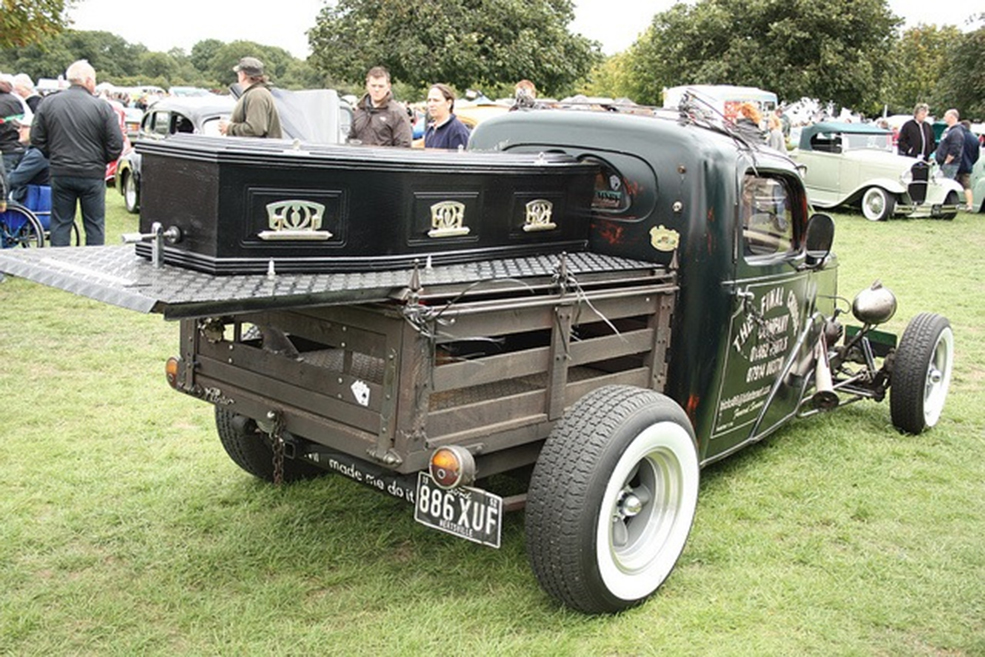 A 10 legmenőbb halottaskocsi, ha lehet így fogalmazni 8 strange-crazy-funeral-vehicles-cars-09