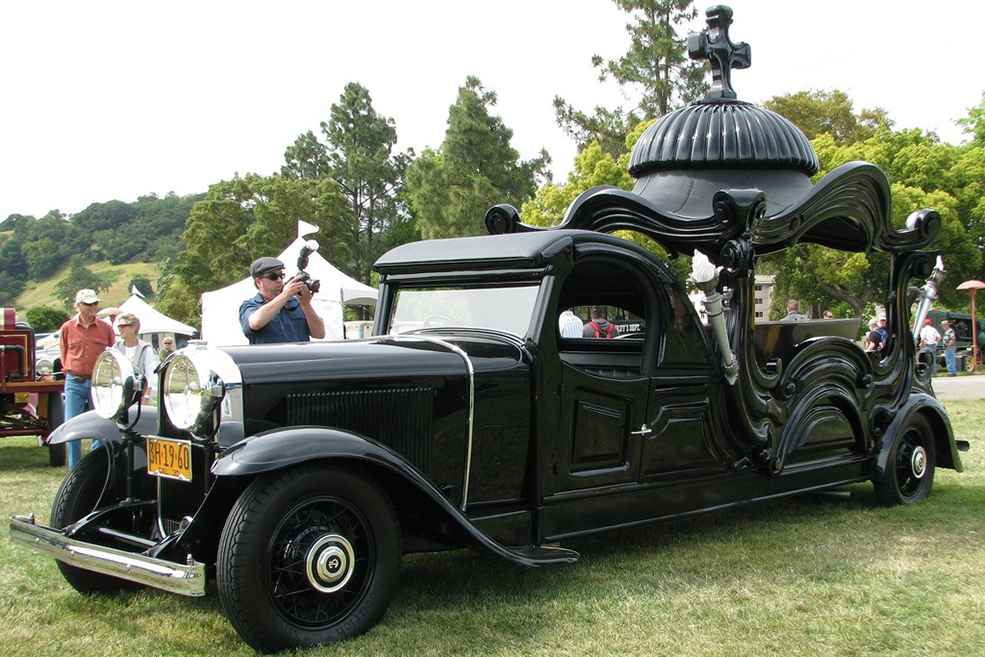 A 10 legmenőbb halottaskocsi, ha lehet így fogalmazni 9 strange-crazy-funeral-vehicles-cars-11