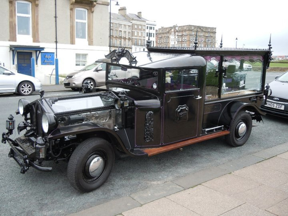 A 10 legmenőbb halottaskocsi, ha lehet így fogalmazni 10 strange-crazy-funeral-vehicles-cars-12