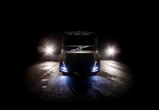 Félelmetes versenykamiont csinált a Volvo