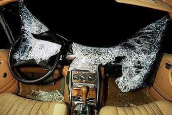 13 rommá tört autó utasterébe ültetünk be