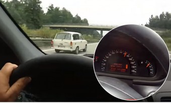 Földöntúli élmény az autópályán, 160-nal előz a Trabi