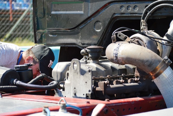 A csapatok által alkalmazott szakemberek mindig szeretnek egy utolsó pillantást vetni a versenykamionokra a rajt előtt.