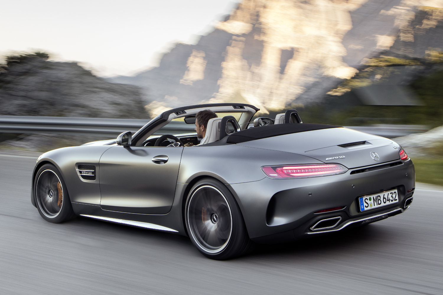 Duplázva nyit az AMG GT Roadster 11