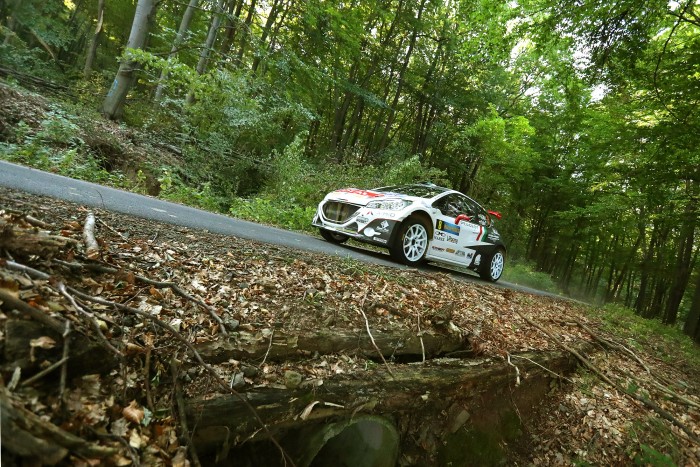 Defekttel nyert futamot a ralilegenda