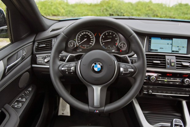 Bitang erő az értelmetlen testben: BMW X4 M40i 4 Háromküllős sportkormány