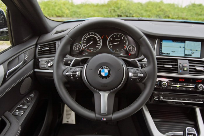 Bitang erő az értelmetlen testben: BMW X4 M40i 5 Háromküllős sportkormány