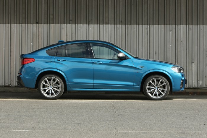 Bitang erő az értelmetlen testben: BMW X4 M40i 3 Rafinált dombornyomás az ajtókon