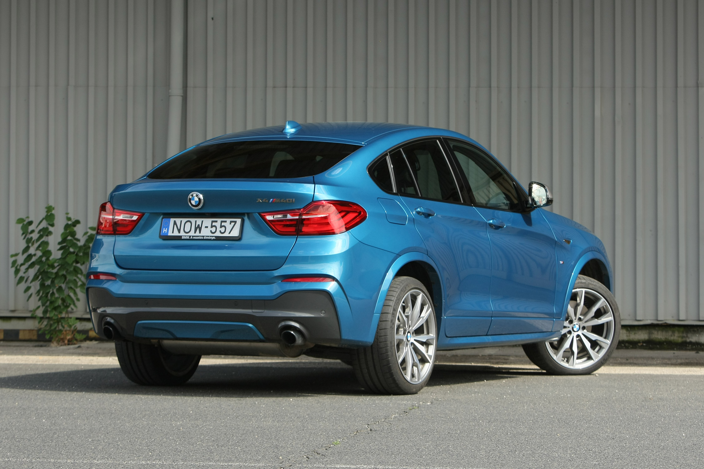 Bitang erő az értelmetlen testben: BMW X4 M40i 8