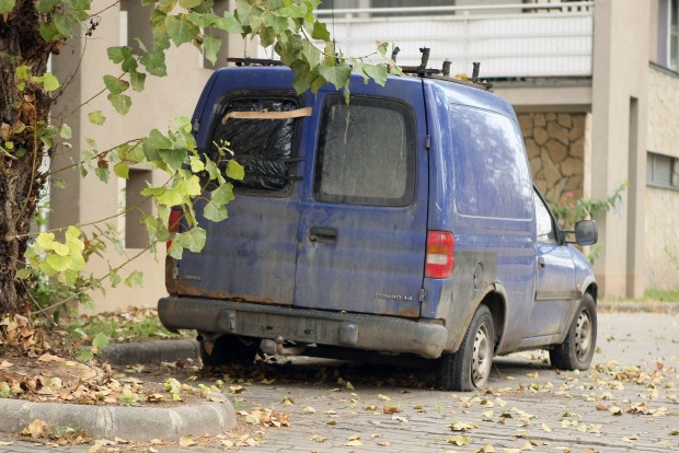Hogyan tüntessünk el egy autót? 4 Magánterületen, zárt parkolóban olyan roncsot tárolhat az ember, amilyet csak akar