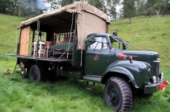 Szálloda egy teherautó platóján