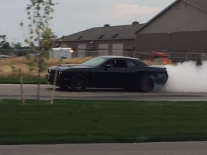 10 évesen már Dodge Challenger gumijait égeti