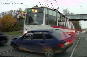 Simán letolta a villamos a Ladát